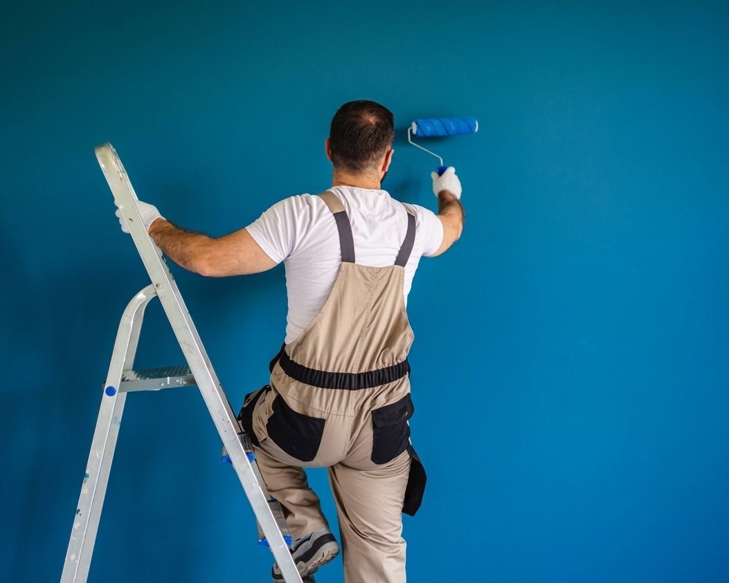 Pintura de una vivienda con rodillo tras la mudanza